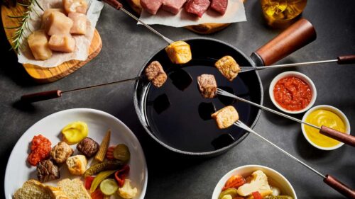 Fondue de carne acompanhamentos: 8 ideias para complementar o petisco