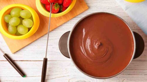 Como fazer fondue de chocolate no microondas? 