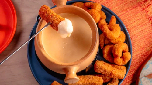Receita de fondue de queijo com empanados para agradar todas as idades