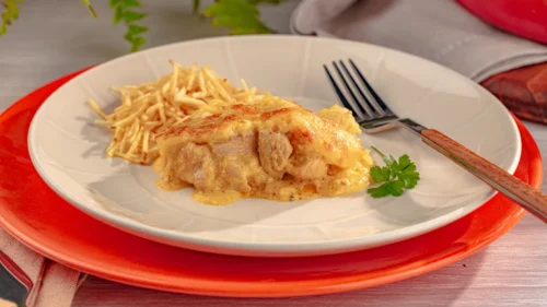 Frango com creme de milho na travessa
