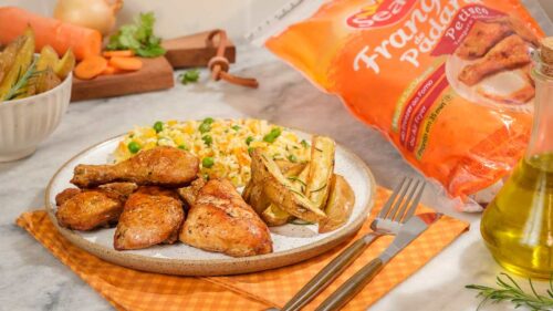 Frango de Padaria à Passarinho com Batata Rústica e Arroz Maluco