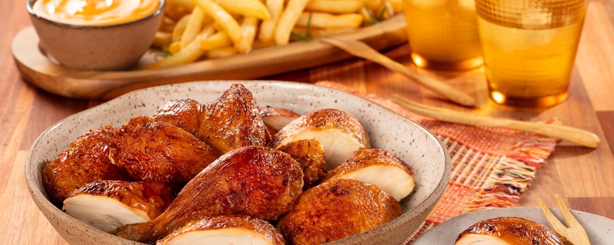 Frango de Padaria na Cerveja Seara com Batatas Fritas e Creme de Queijo Cheddar