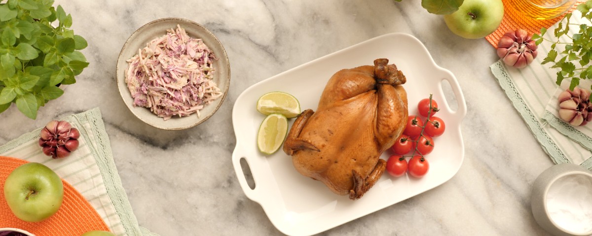 Frango de padaria assado e salada de repolho