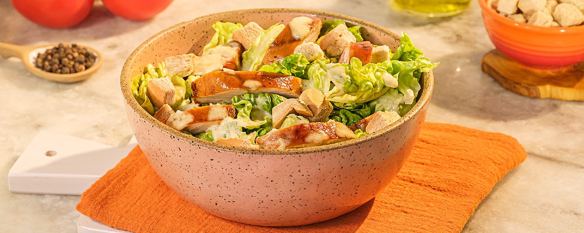 Frango grelhado com salada ceasar