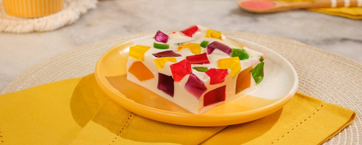 Gelatina colorida com creme: aquela receita que todo mundo precisa saber fazer!