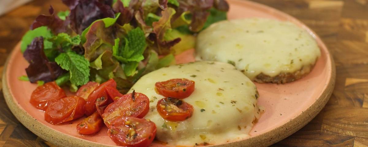 Hambúrguer assado com queijo e tomate