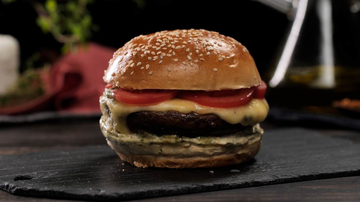 hamburguer-angus-com-tres-queijos-e-tomate-portal-minha-receita-1