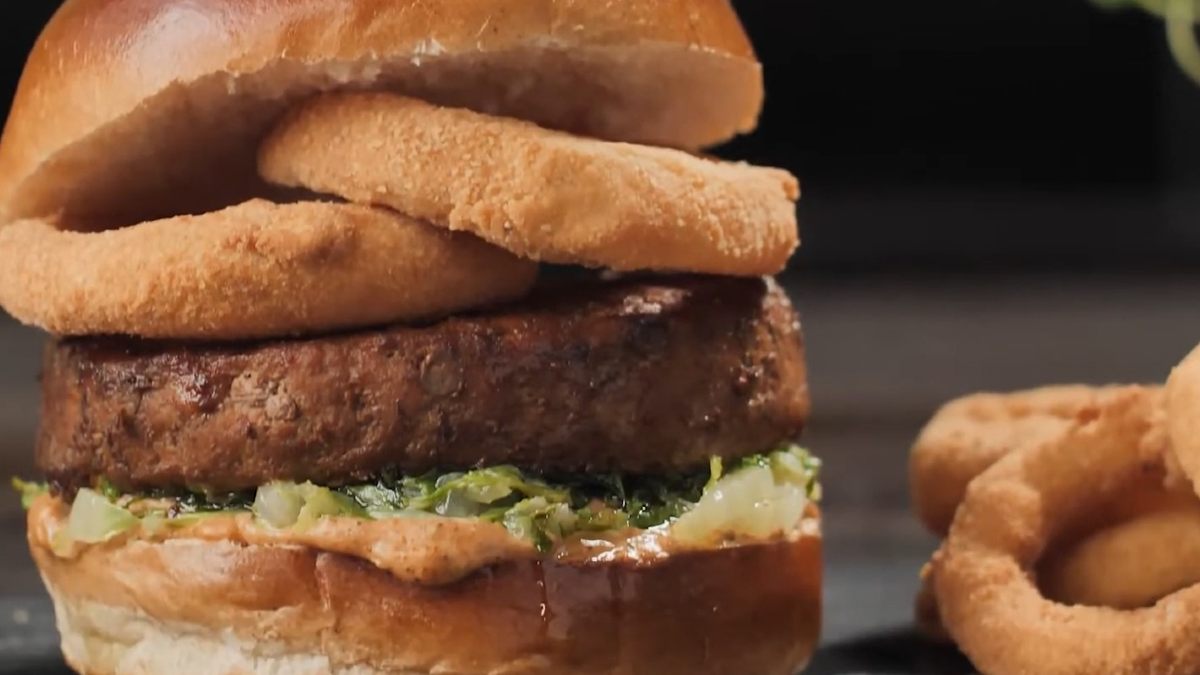 hamburguer-assado-com-onion-rings-e-molho-hot-sauce-portal-minha-receita
