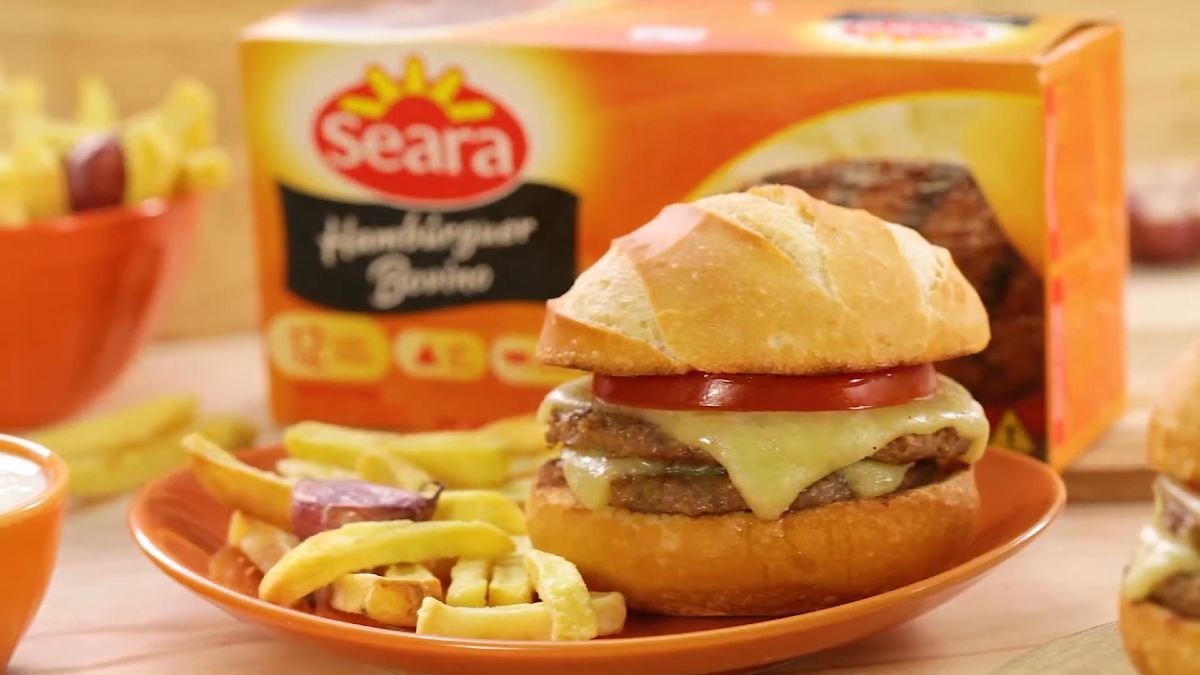 Hambúrguer com batata rústica e molho de alho