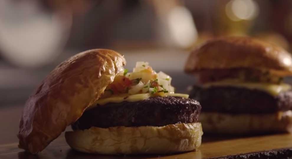 hamburguer-de-picanha-com-queijo-coalho-e-vinagrete