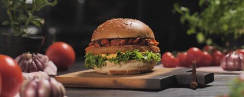 Hambúrguer Empanado de Queijo com Vinagrete de Tomate