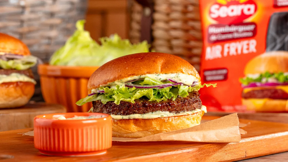 Hambúrguer na airfryer com maionese verde