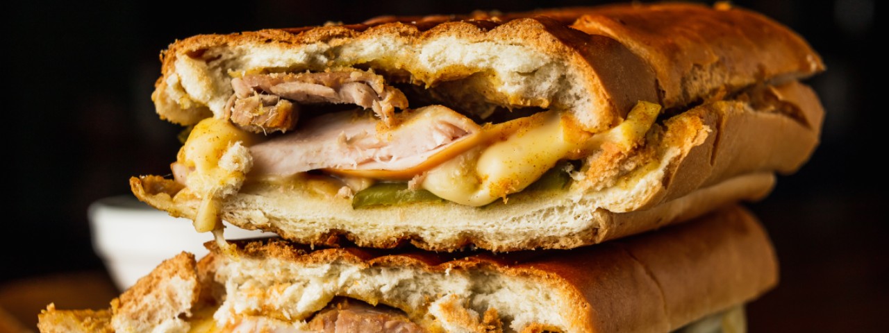 Sanduíche de Pernil com Molho de Limão e Crispies de Alho Poró