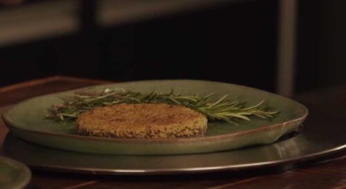 Hambúrguer Vegano Com crosta de Alho e Alecrim Com Batatas Rústicas