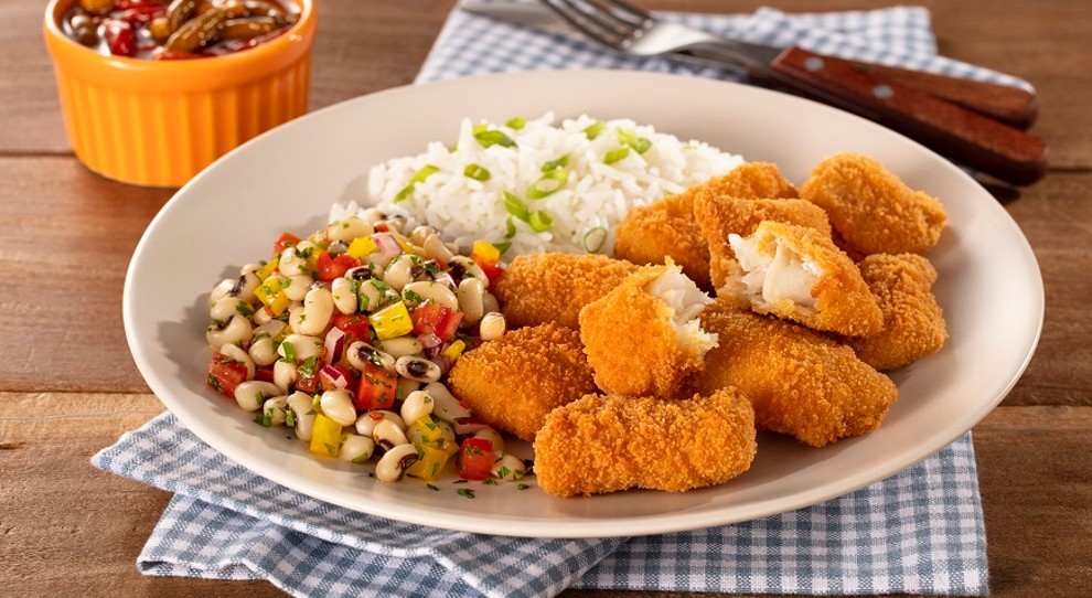 isca-de-peixe-empanada-com-vinagrete-de-feijao-fradinho-portal-minha-receita-1