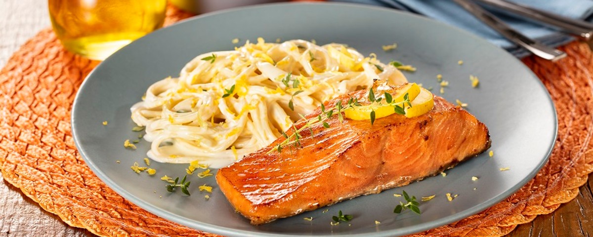 Filé de Salmão em Pedaços com Pasta ao Limone