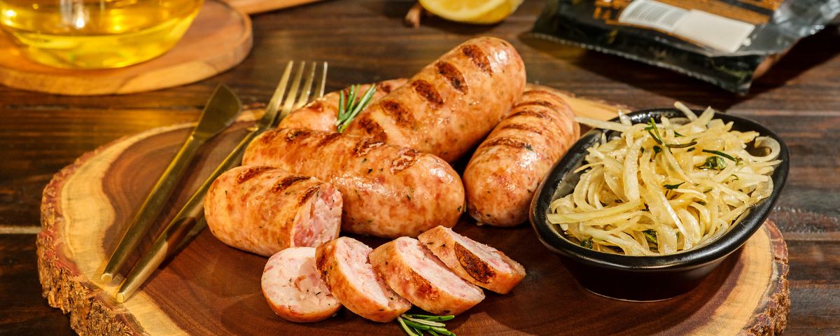Linguiça de Frango com Bacon servida com Cebolete