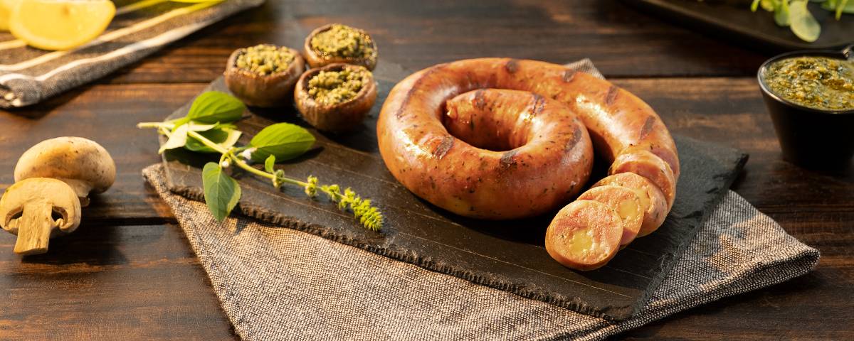 Linguiça cuiabana com cogumelo e pesto de tomilho