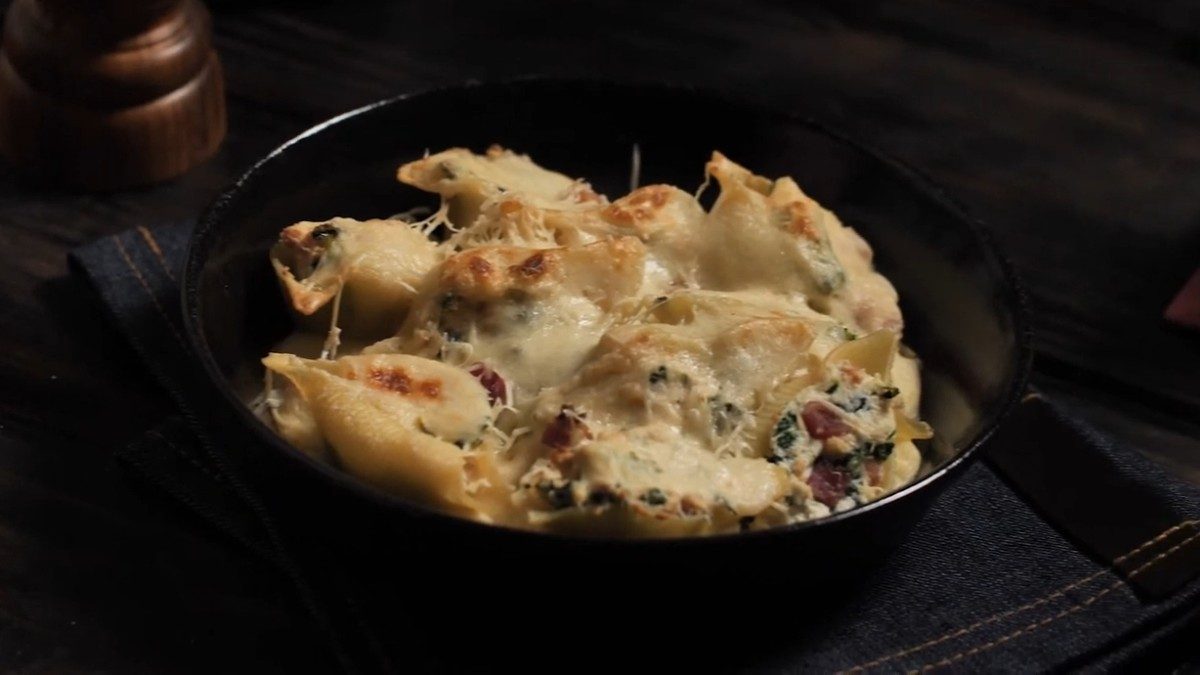 macarrao-ao-molho-branco-com-bacon-portal-minha-receita