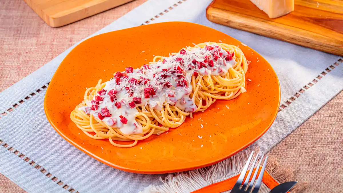 macarrao-ao-molho-branco-com-calabresa-portal-minha-receita