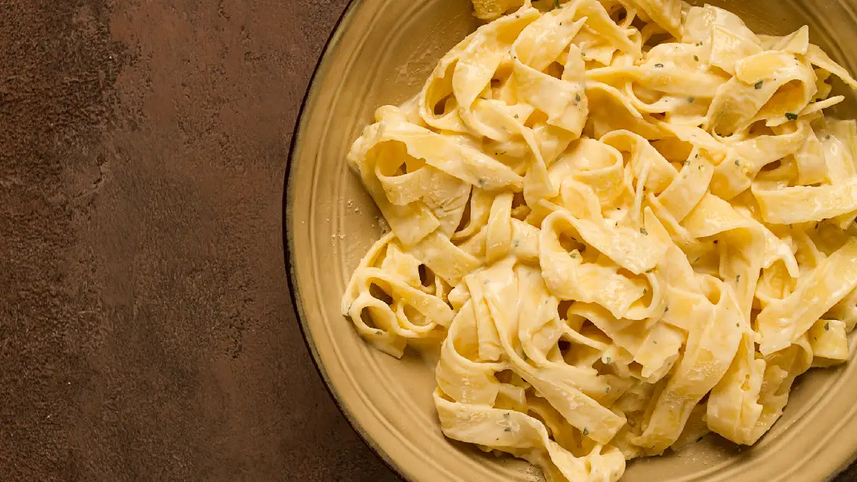 Macarrão cremoso sem creme de leite? Veja como fazer com um truque simples