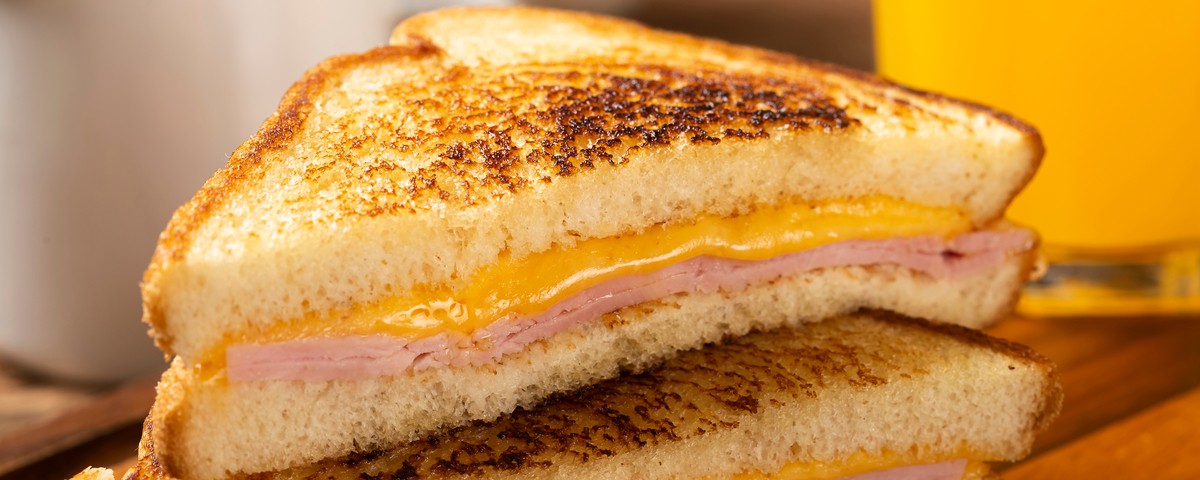Misto Quente de Presunto Cozido com Mussarela de Búfala no Pão Francês
