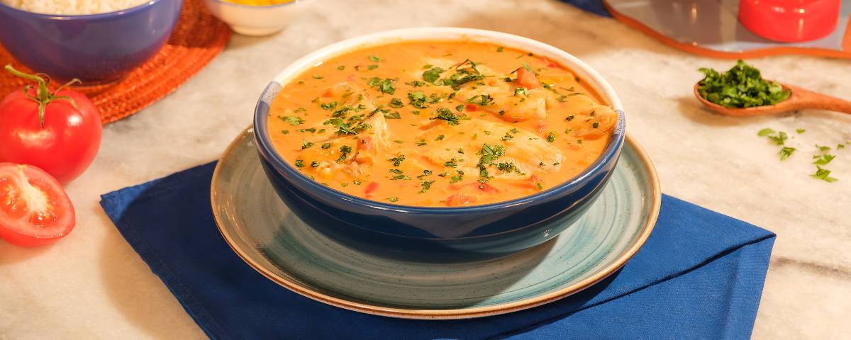 Moqueca de tilápia: receita com peixe suave no leite de coco e dendê