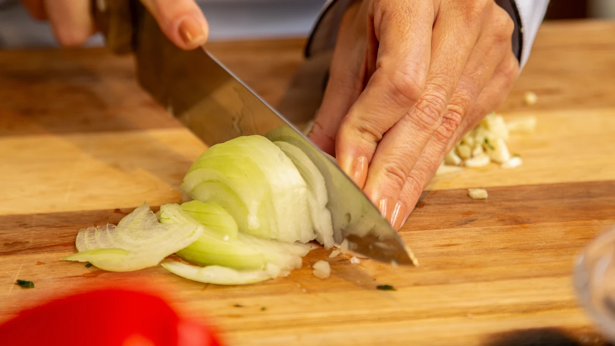 O truque para não chorar cortando cebola – e 3 mitos que não funcionam