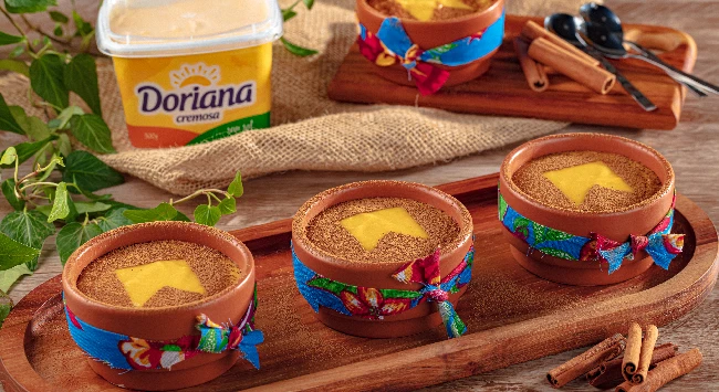 pamonha servida em potinhos com canela em pó