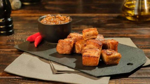 Panceta com Chutney de Cebola e Pera