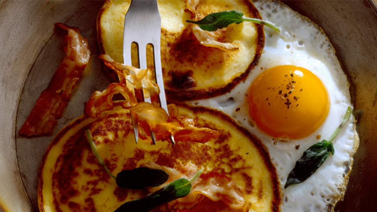 Panqueca de Cerveja com Bacon e Ovos