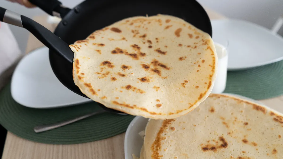 Essa receita de pão de queijo de frigideira vai virar sua nova obsessão. Saiba como fazer!