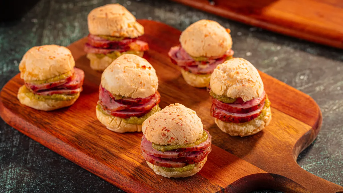 pao-de-queijo-recheado-com-linguica-portal-minha-receita