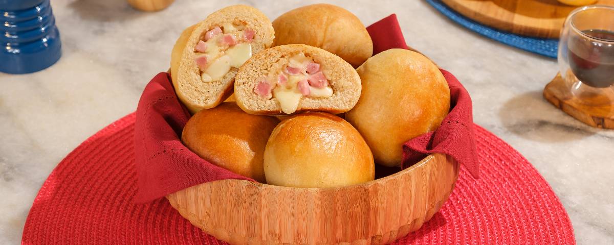 Pão recheado com presunto e queijo