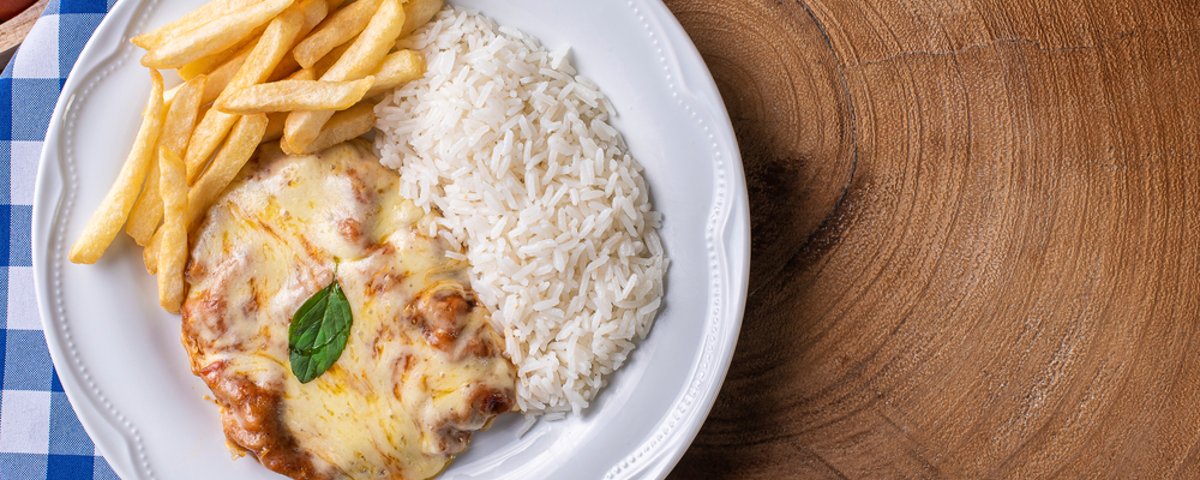 Parmegiana de frango, de porco e de hambúrguer: confira variações da receita