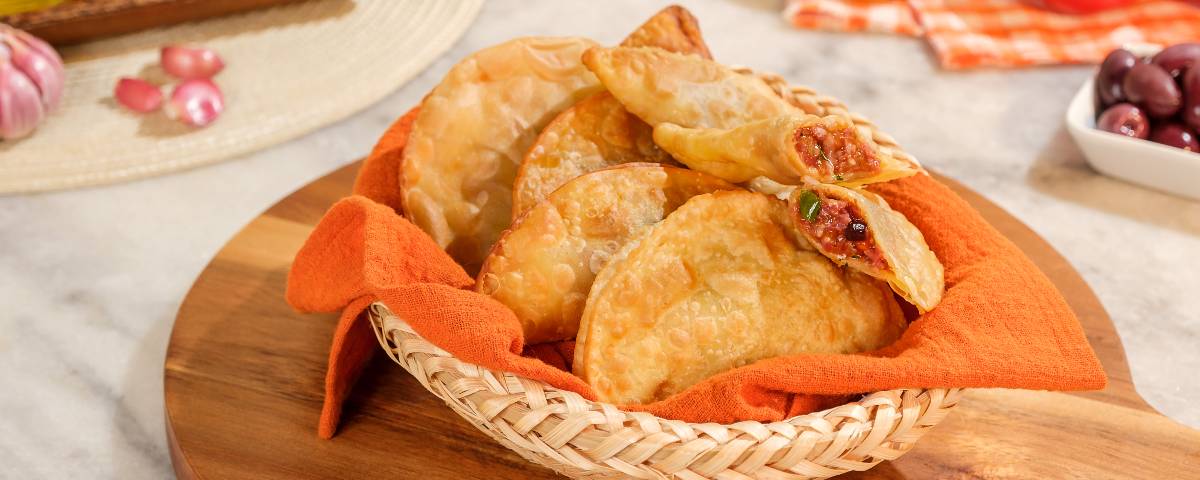 Receita de pastel de calabresa crocante: recheio bem temperado para servir!