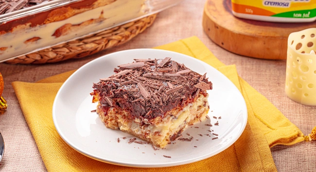 Pavetone com camadas de creme, chocotone e cobertura de chocolate com raspas. Sobremesa perfeita para ocasiões especiais e festas