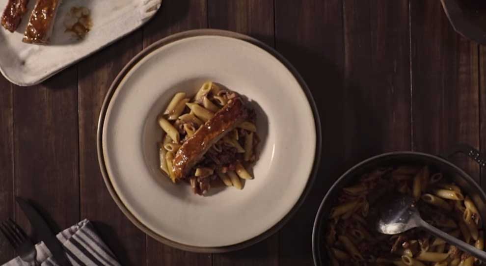 penne-com-costela-suina-ao-molho-barbecue-e-vinho-tinto