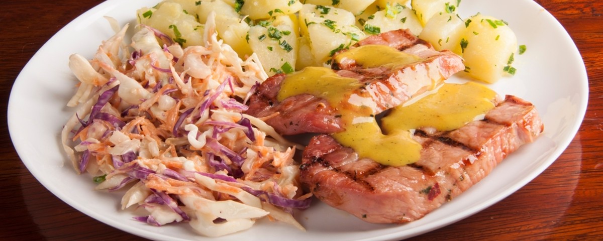 pernil-suino-com-salada-coleslaw