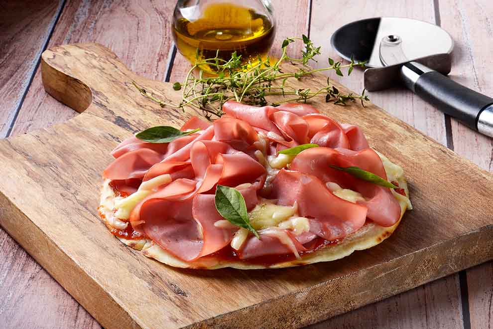 4 receitas de pizza de mortadela fáceis e práticas!