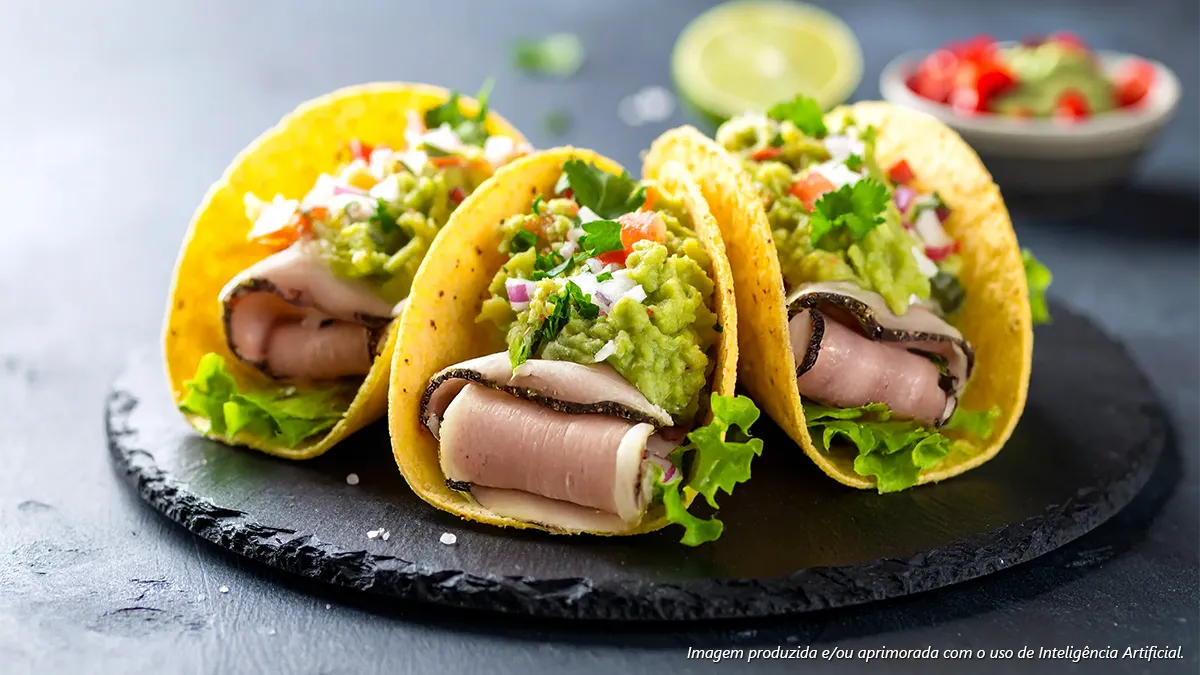 Tacos de presunto alemão fatiado com guacamole e alface crocante