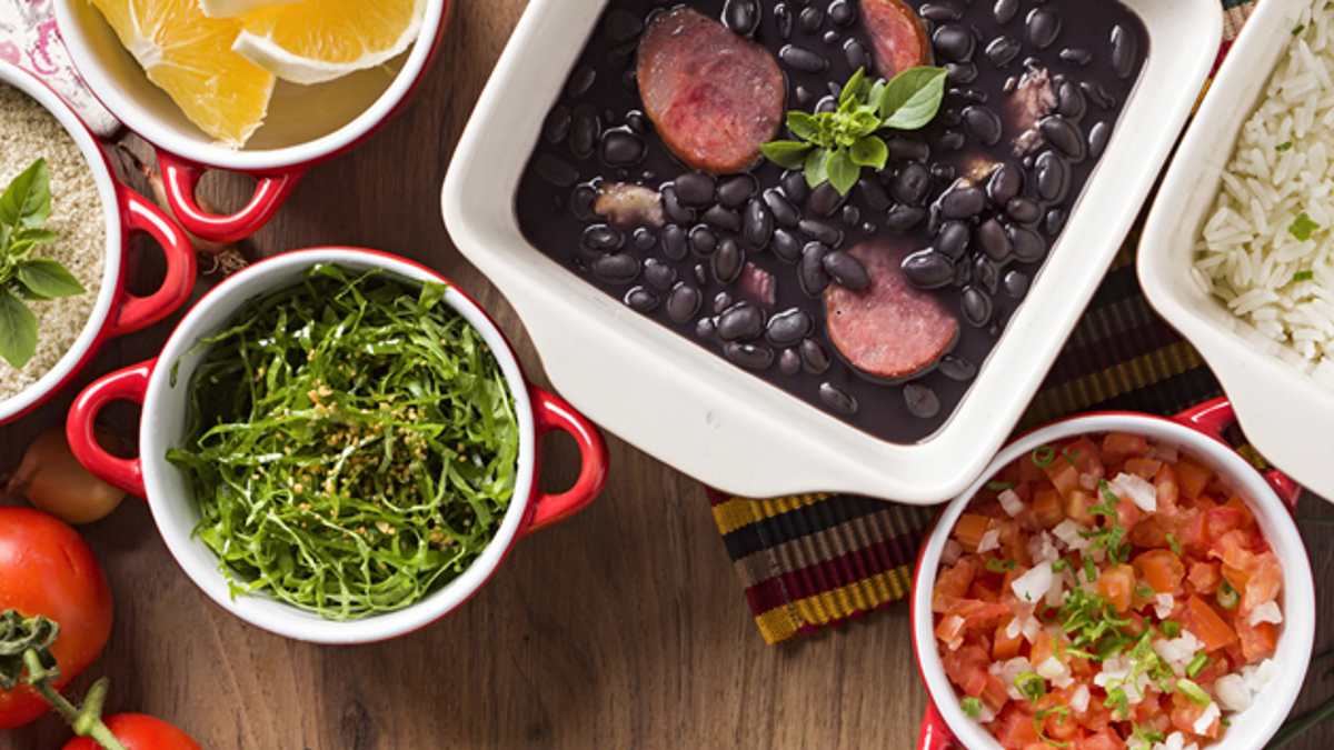 Por que dá sono depois de comer feijoada?