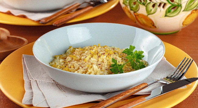 risoto de limão siciliano servido em prato redondo azul
