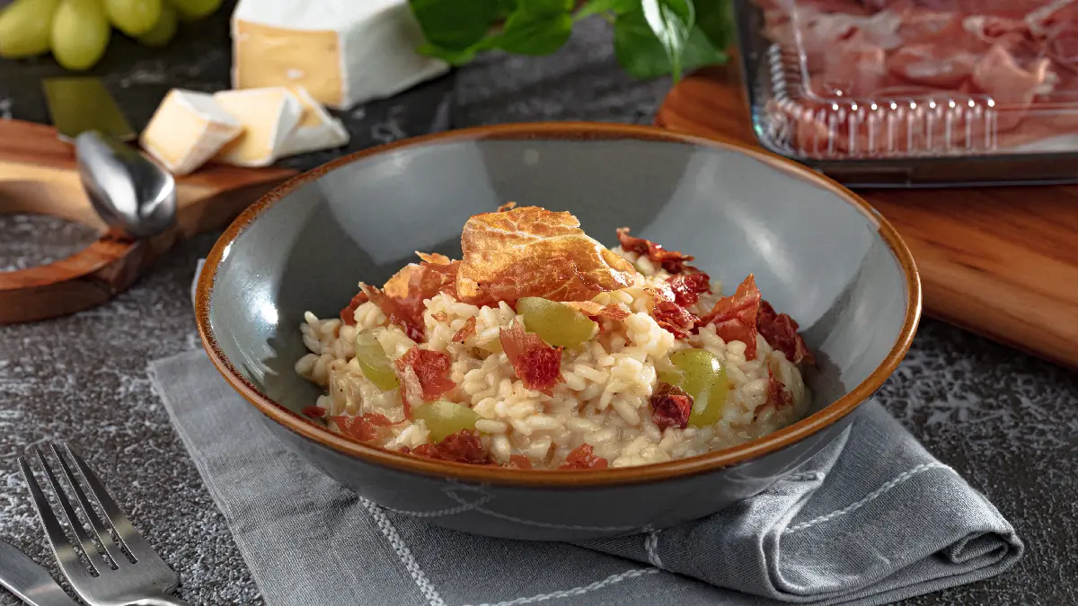 Risoto de queijo brie, uvas e presunto parma
