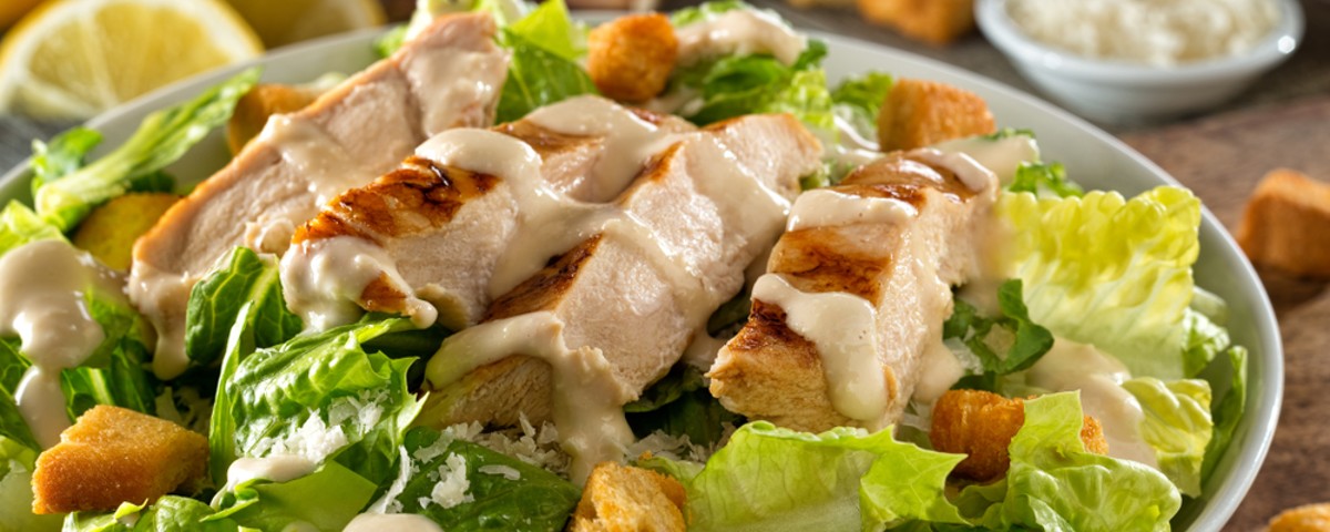 salada-caesar-com-frango-douradinho