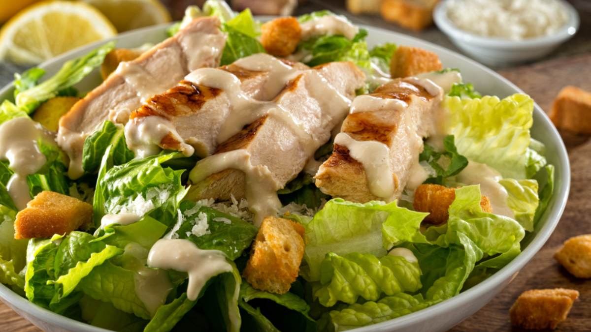 salada-caesar-com-frango-portal-minha-receita-1