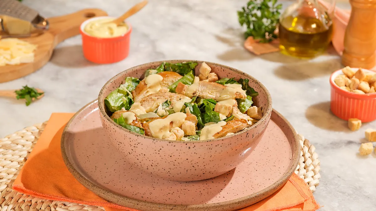 salada-caesar-com-frango-portal-minha-receita