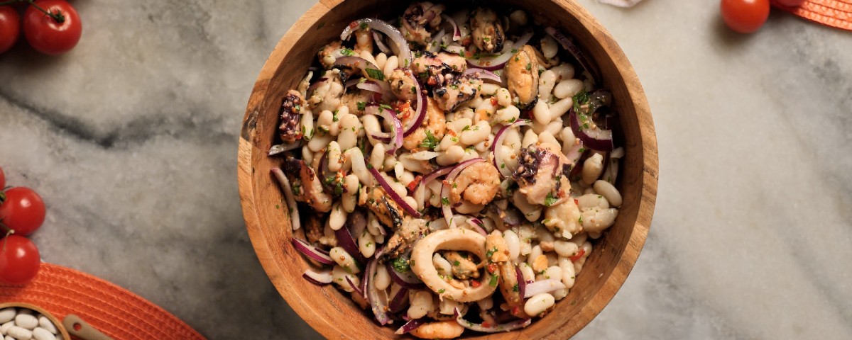 salada-de-feijao-branco-com-frutos-do-mar
