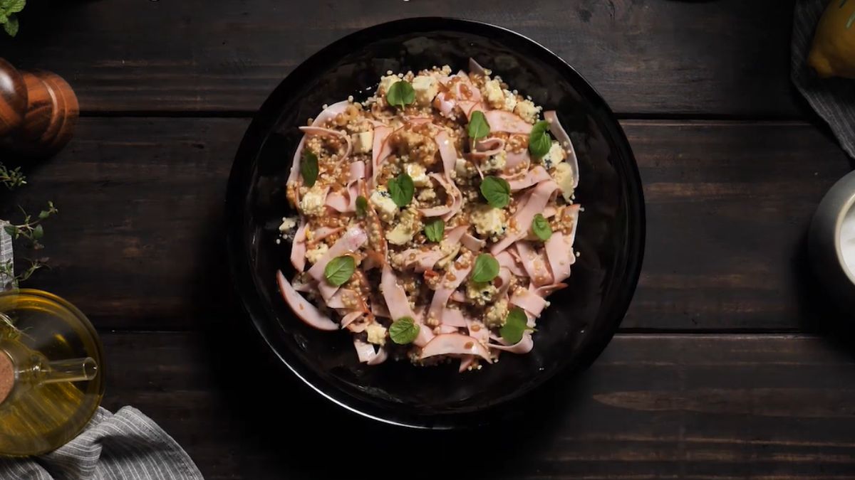 Salada de grãos com lombo canadense