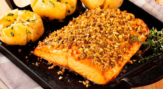 Lombo de Salmão Assado com Tapenade de Alcaparras, Castanha de Cajú e Azeitonas com Batatas ao Murro